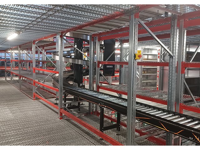 skladisni regali-pokretna traka